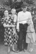 Федотовы: Вера Филипповна и Федор Маркелович с детьми, на руках Федя, справа Нина (1958 год)