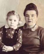 Аврова Людмила в детстве с Авровой т. Шурой