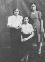 ФЕДОТОВА Вера Филипповна (в центре) с подругами
