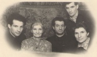 Семья: сын Павел, теща Бояринцева П.Ф., Иоффе Н.Я., жена Иоффе (Бояринцева) А.С., стоит сын Виктор (1951)