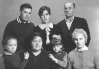 Алексеевы 1 ряд: Лена, т. Валя, Наташа, Саша. 2 ряд: Владимир,Неля, д. Вася Тупика (1969)