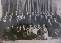 Выпуск медсестер, 1941 (Мишкинд Д.Г. 2 ряд, третий слева)
