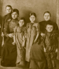 Семейная фотография: Бабушка ФЕДОТОВА Мария Максимовна с детьми. Слева - старший сын Степан, справа - сын Алексей, рядом - дочь Анна (1919)
