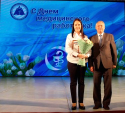 Вручение награды в номинации Минздрава РА "Лучший организатор здравоохранения" (2023)