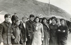 Комсорг группы В. Тримаскин (в центре) обеспечил явку студентов на комсомольско-физкультурный кросс, 1972 год