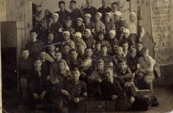 Ученики школы № 8 г. Ойрот-Туры - группа самозащиты (1941)