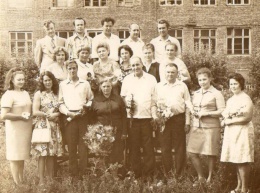 Встреча выпускников (1976). В первом ряду, четвертая слева - Алабина Н.П.