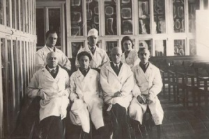 Кафедра дермато-венерологии Омского мединститута. Семенов П.М - второй ряд, средний (1934)