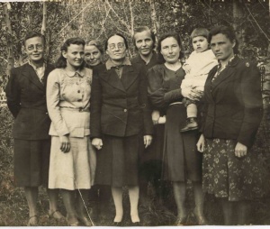 Коллектив (1947). Вторая справа - Анфилофьева Е.Г.