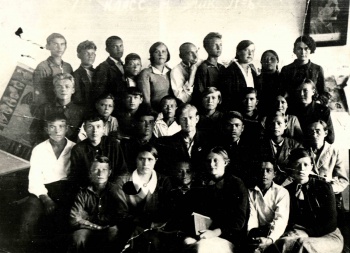 1939 год, Учащиеся 7 А класса. В центре: директор школы Бечин Николай Александрович.