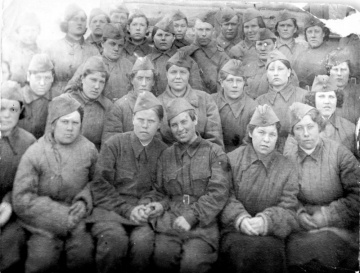 Групповой снимок личного состава санитарной роты 605-го полка 232-й стрелковой дивизии перед отправкой на фронт (г. Бийск, 1942)
