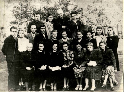 Коллектив школы (1957 год). Верхний ряд слева 1) Сальников Георгий Дорофеевич