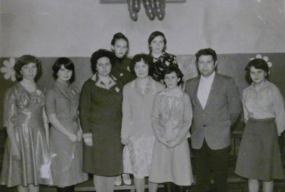 Школьницы с учителями Федоровыми