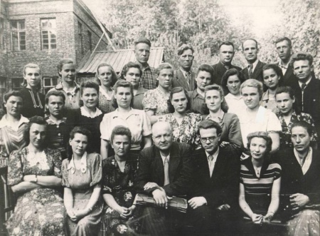 Коллектив школы (1954). Нижний ряд, пятый слева - Сологуб Дмитрий Иванович